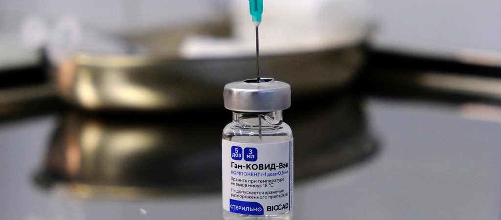 Koronavírus: óvatosságra int az orosz vakcina fejlesztője egyes súlyos betegségek esetén