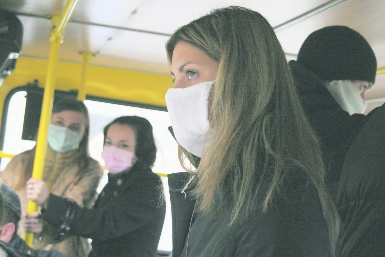 Люди едят в масках. Люди в масках в транспорте. Девушка в маске в автобусе. Человек в медицинской маске в общественном месте. Маски человека в обществе.