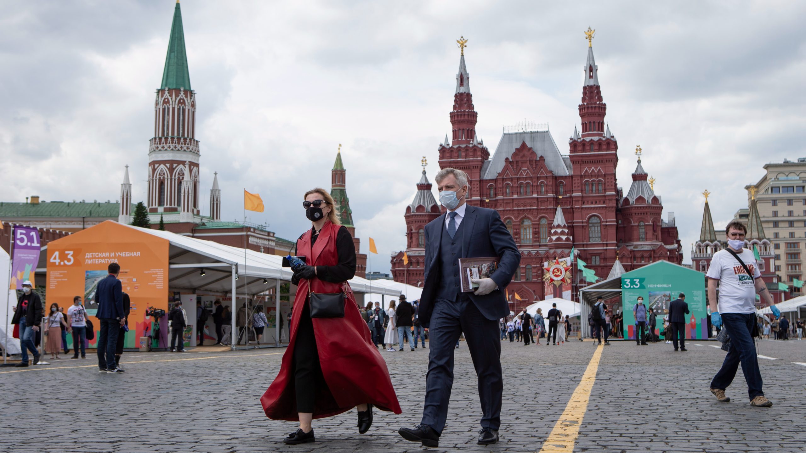 Весь день москва. Москва люди. Люди на площади. Мероприятия в Москве завтра на красной площади. Люди в Москве сейчас.