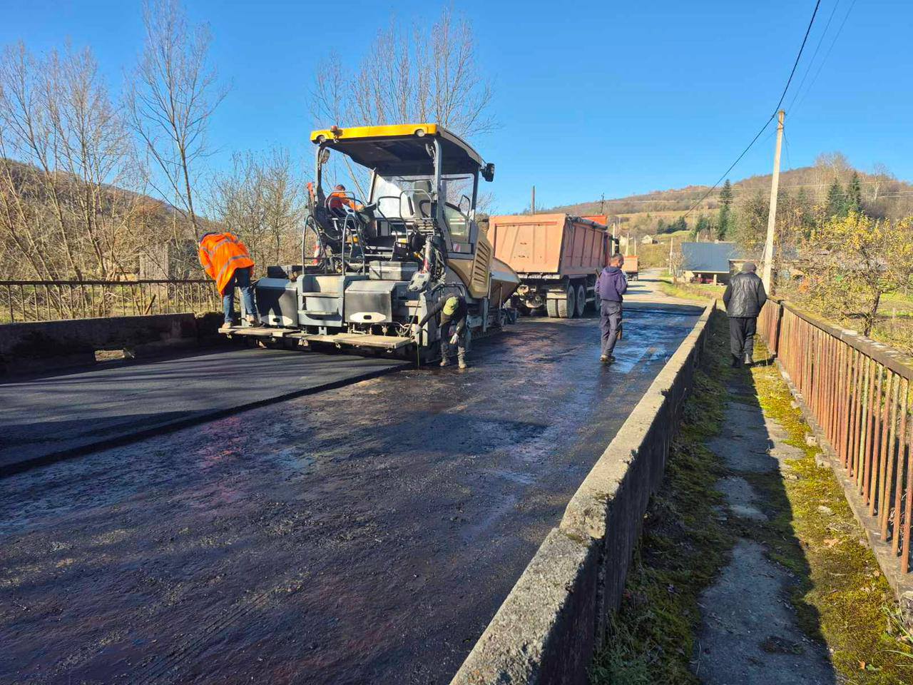 На Закарпатті ремонтують дорогу до прикордонних сіл