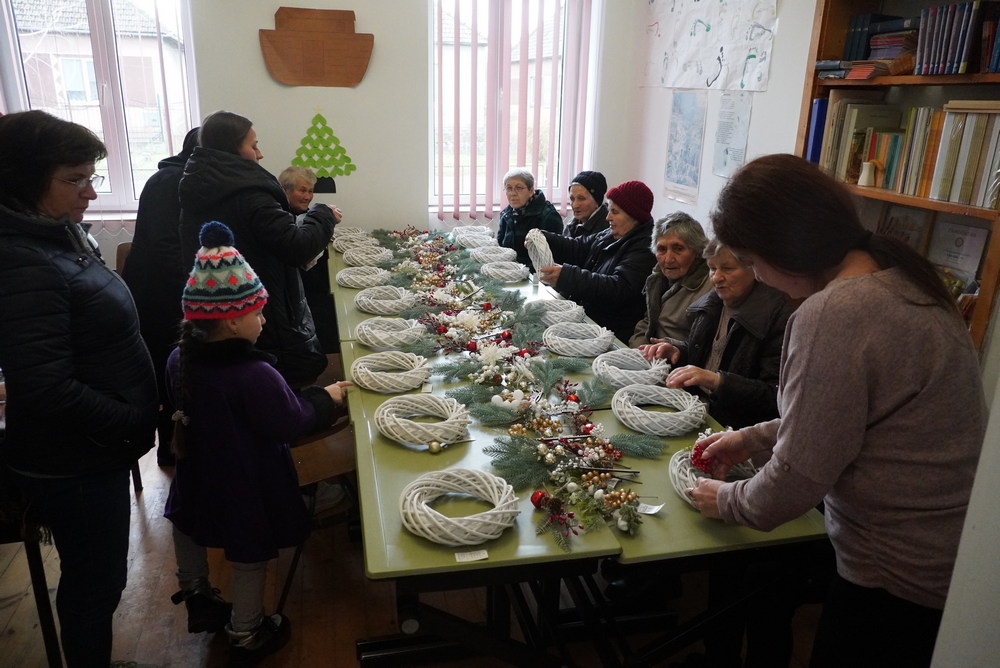 У Саловці за підтримки БФ «Доркас» відбулося заняття з рукоділля