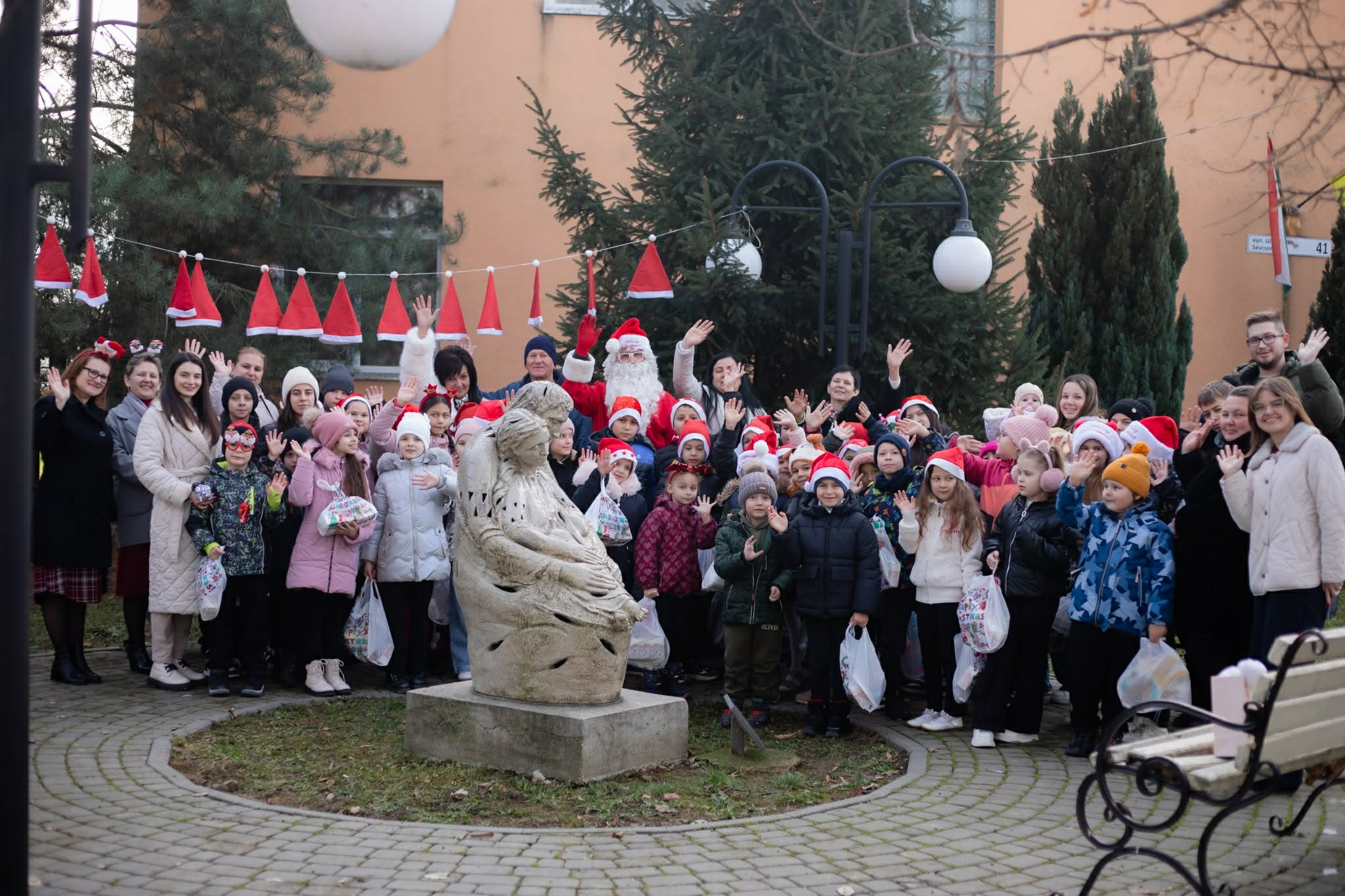 Csillogó szemek, ünnepi csoda: megérkezett a Mikulás a jánosi és balazséri gyerekekhez