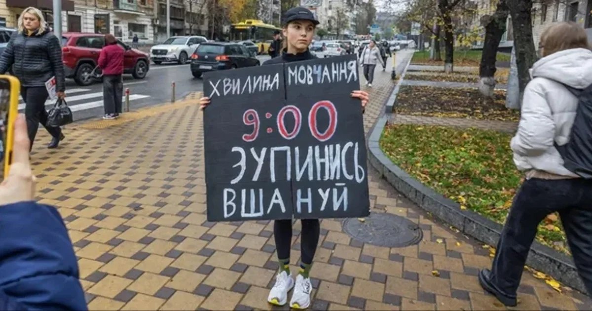 275277